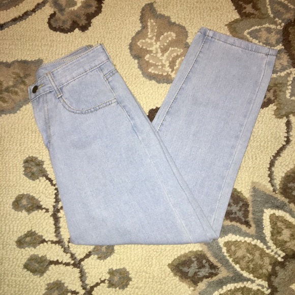 High Waisted Cropped Mom Jeans Light Wash - Picture 2 of 4